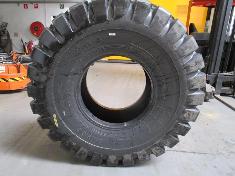 FUJITYRES 4 banden 23.5x25